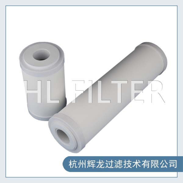 原材料不同，濾芯的使用壽命也會(huì)不同。隨著使用時(shí)間的延長，水中的雜質(zhì)會(huì)堵塞濾芯，活性炭濾芯會(huì)吸附飽和。所以，一般來說，PP濾芯3個(gè)月需要更換，而活性炭濾芯6個(gè)月需要更換。而中空纖維由于不能清洗，一般都是放置在PP棉和活性炭的后端使用，否則比較容易堵塞，作為凈水設(shè)備末端除菌使用則1-2年需要更換。陶瓷濾芯一般可使用10-12個(gè)月，好的陶瓷濾芯可使用3-5年，甚至更長時(shí)間。
