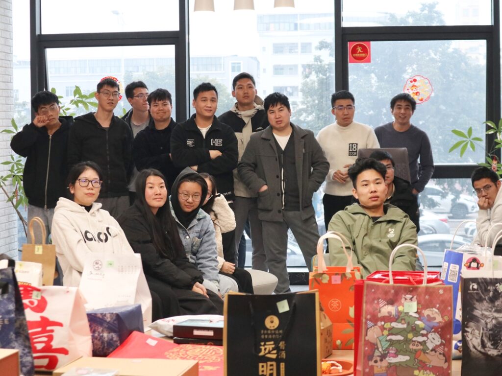 PTI 圣诞奇趣派对：暖意在礼物间流淌（images 2）